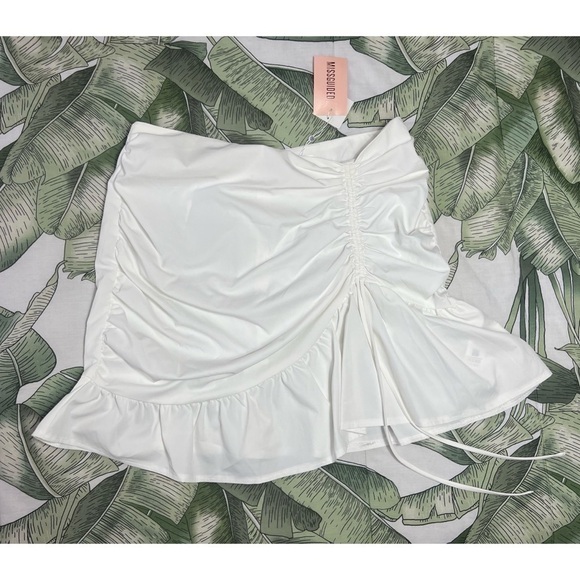 Missguided White Poplin Side Ruched Mini Skirt Flounce Ruffle Hem Size 14 XL - Picture 2 of 10